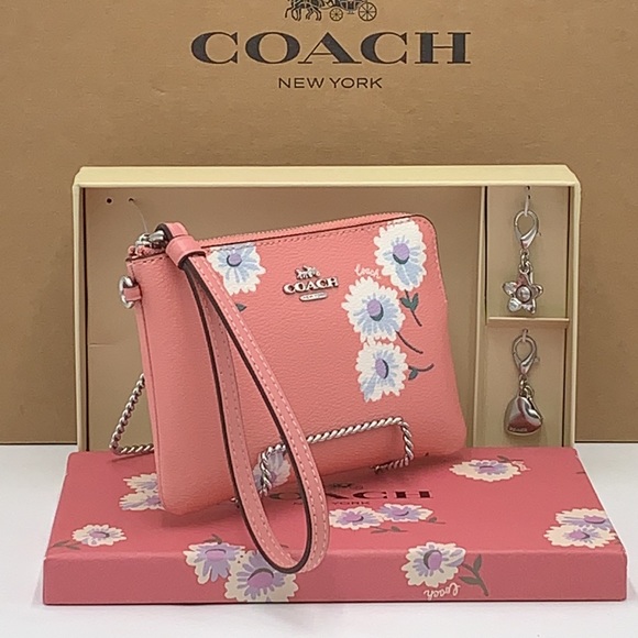 COACH Boxed Corner Zip Wristlet With Daisy Print COLOR:
Silver/Bubblegum… - Picture 2 of 16